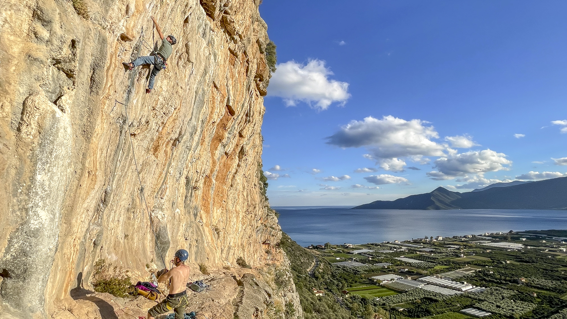 Kletterferien Leonidio, einem wunderschönen, ursprünglichen Städtchen im Osten des Peloponnes, in einem der abwechslungsreichsten Klettergebiete am Mittelmeer.