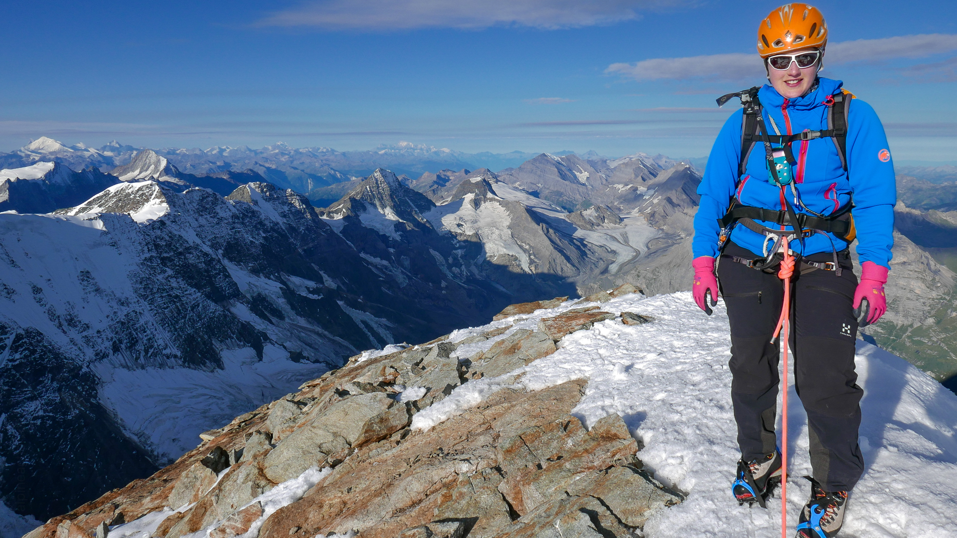 Frau auf dem Gipfel der Jungfrau, mit Blick in die Walliser Alpen