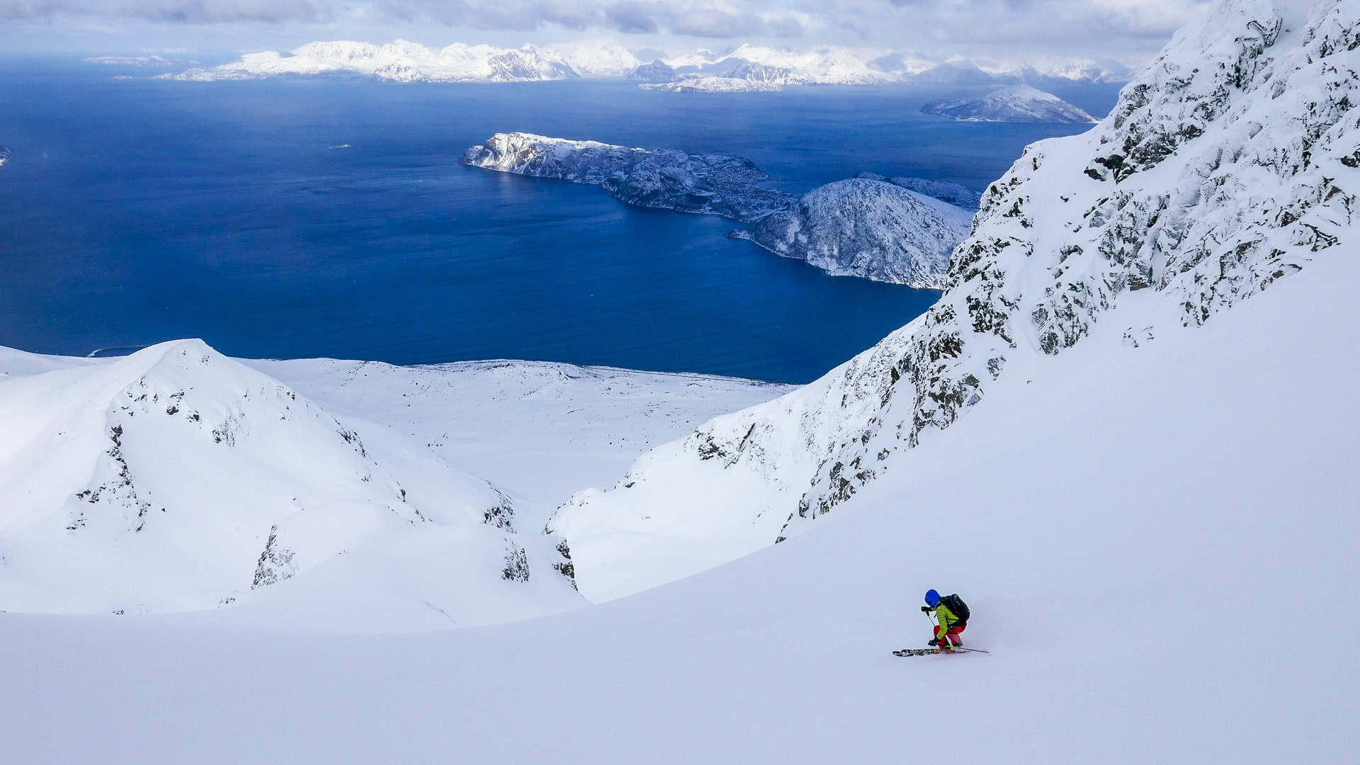 Skitourenreise in die Lyngen Alpen oder Lyngen Alps, nördlich des Polarkreises in Nordnorwegen. Aurora borealis oder Nordlichter, Fjorde und Meer inklusive.